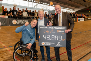 v.l.n.r. handbiker Jetze Plat, Nike Boor (directeur Fonds Gehandicaptensport) en Niels Onkenhout (directeur Nederlandse Loterij). (foto Paul Raats)