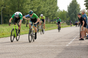 Ronde v Uithoorn sprint  tussen Sven en Bas (foto Hans Steekers) 